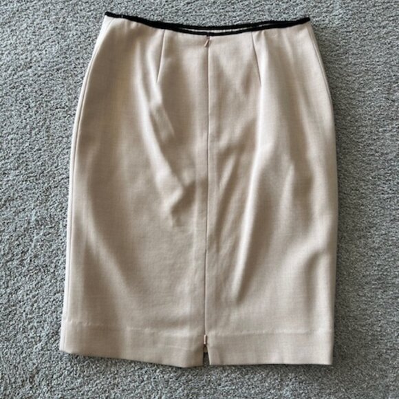 Per Se Off White Skirt with Black Lace and Embroidered Flower, Size 8 - Picture 4 of 5